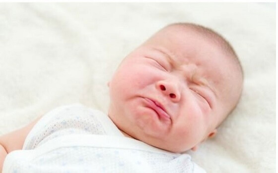 bé nhăn nhó đòi bú