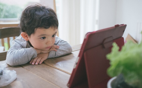 Dạy con học tiếng anh bằng cách bật kênh tiếng anh lên