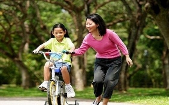 Bố mẹ luôn đứng bên cạnh con