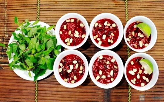 Tiết canh vịt là mối nguy hiểm của người Việt