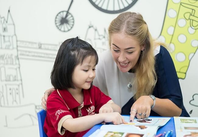 Tạo điều kiện cho con được tiếp xúc với người bản ngữ/nói tiếng Anh