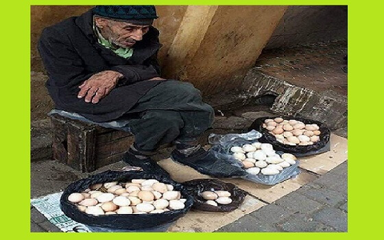 Ông lão bán trứng và cô gái