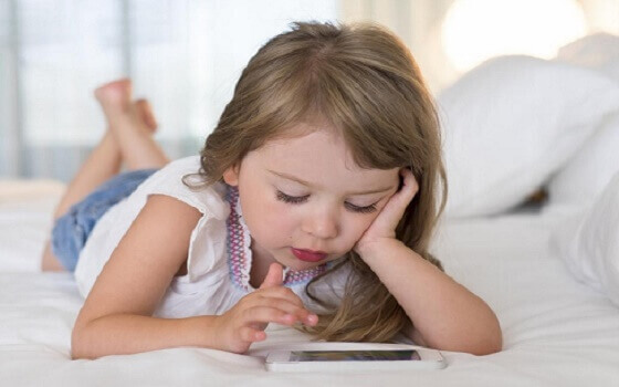 Sử dụng thiết bị điện tử nhiều sẽ ảnh hưởng như thế nào tới trẻ?